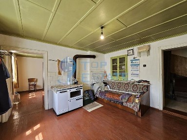 Двуетажна тухлена къща с гараж и голям двор в село Добромирка