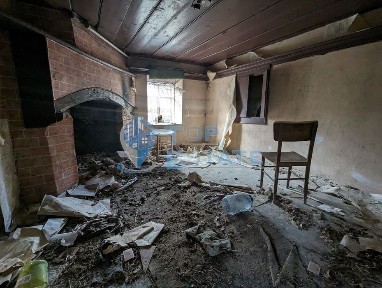 Двуетажна къща изградена от дялан камък и тухли в село Скалско, облас