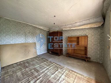 Тухлена къща с кладенец и стопаснки постройки в село Горски Сеновец