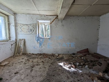 Стара къща с голям двор и кладенец в село Страхилово