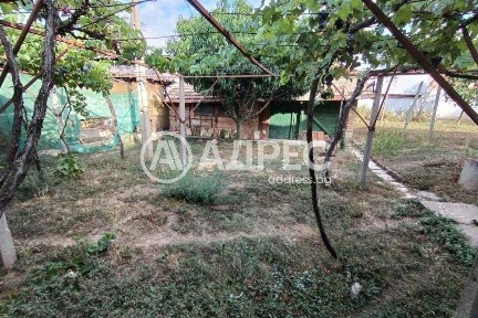 Двуетажна къща с два гаража в кв. 