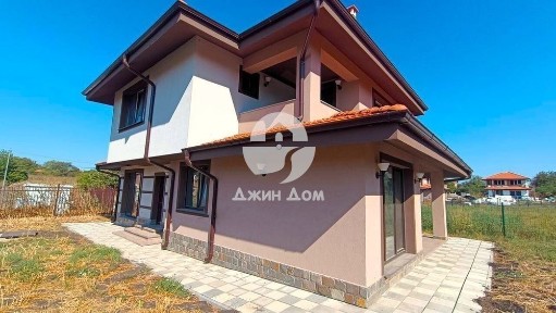 Просторна самостоятелна двуетажна къща в с. Полски извор