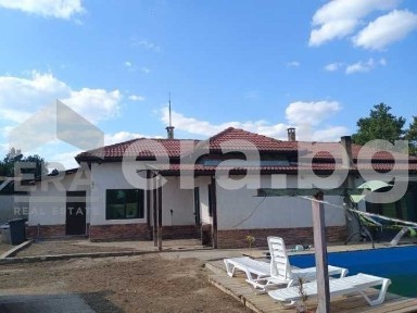 Едноетажна къща с басейн в кв.