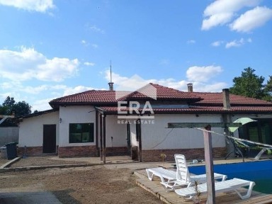 Едноетажна къща с басейн в кв.