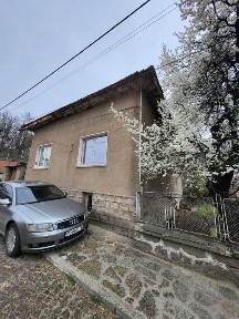 Продава къща в топ центъра на град Брацигово