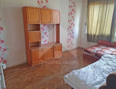 ПРОДАВА двустаен, вътрешен апартамент 60 кв. м. в ТОП център на града.