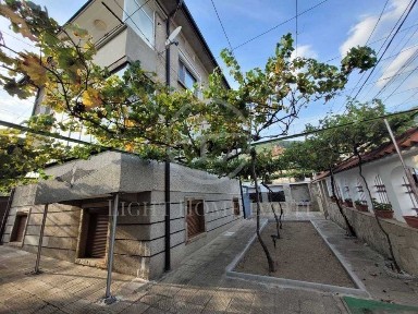 Реф. 2902 Етаж от Къща с Двор и Гараж