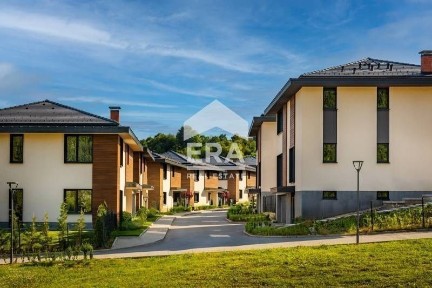 Редова къща в затворен комплекс пред акт 16, с. Владая