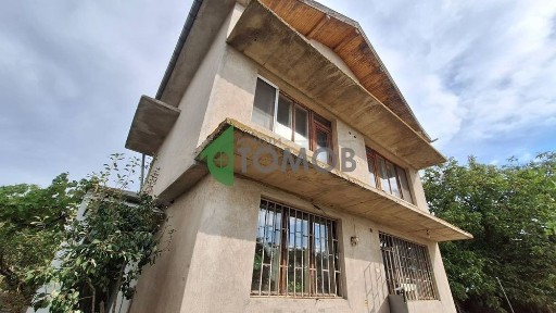 Здрава триетажна къща в село Загоре