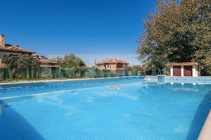 Реновирана двуетажна къща в село Пчелник