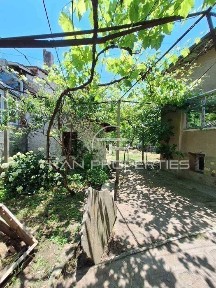 Двуетажна къща в Брацигово