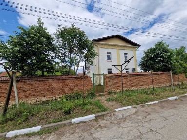 Къща в област Плевен в близост до магистрала.