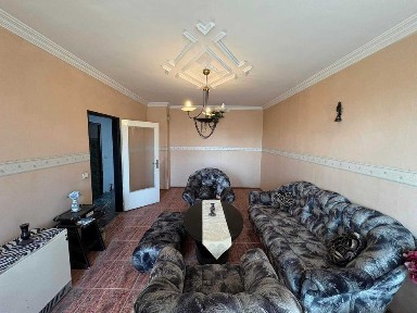 Продавам тристаен панелен апартамент на 1 етаж