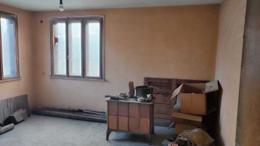 Продавам етаж от масивна къща