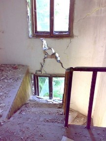 Двуетажна вила с голям двор в Тетевенския Балкан - с. Гложене