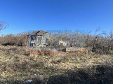 Къща за събаряне с голям двор - 1,7 дка