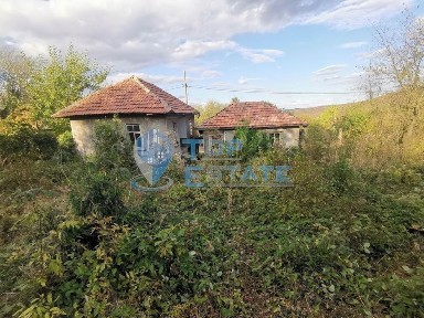 Два съседни имота подходящи за ФЕЦ в село Джулюница област Велико Тър