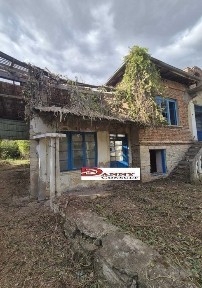 Двуетажна стара къща с двор в с. Обединение - обл. Велико Търново