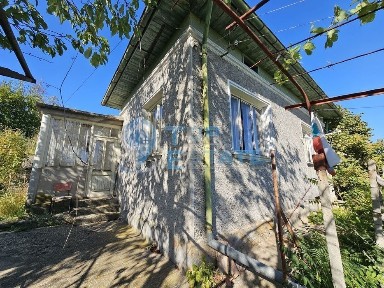 Тухлена къща с вътрешна тоалетна, гараж и голям двор в село Българско