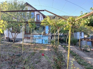 Двуетажна ТУХЛЕНА вила на плоча - местност Под Манастира.