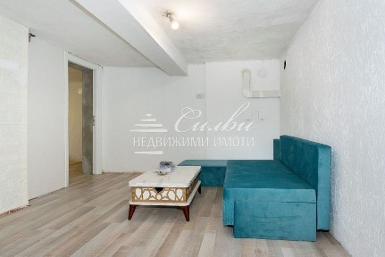 Етаж от МАСИВНА ТУХЛЕНА къща - кв. Тракия