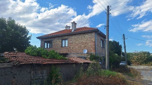 Двуетажна къща с. Блатница