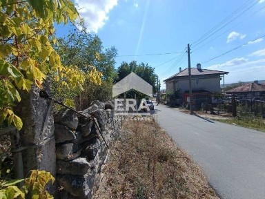 Само в ЕРА Визия! Едноетажна къща, с партиди за ток и вода, с голямо д