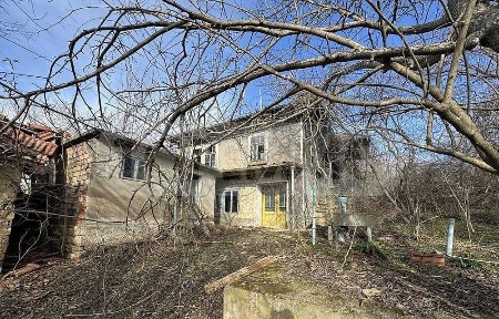 Двуетажна къща в село Беляново