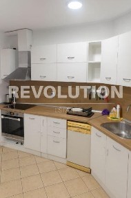 Къща в район извън Варна!