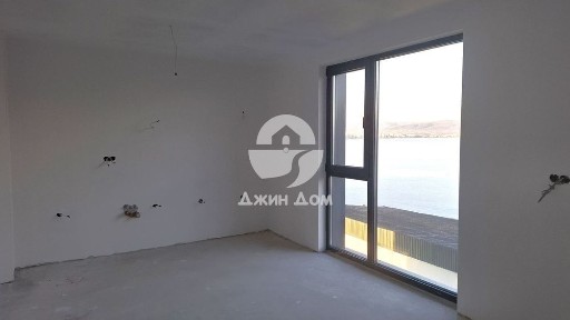 Просторен двустаен апартамент с ДВОР И ПАНОРАМА МОРЕ в гр. Несебър