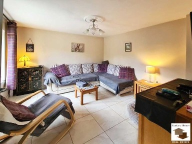 175101 Масивна къща с голям двор и кладенец в село Петко Славейков