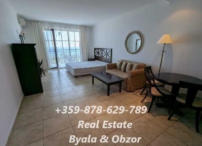 Просторен едностаен апартамент с морска гледка на първа линия