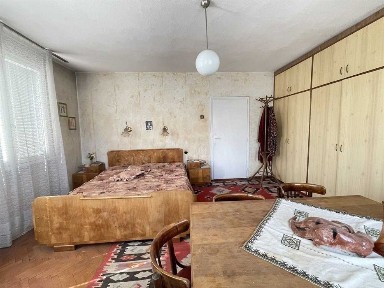 Продава се : тристаен тухлен апартамент