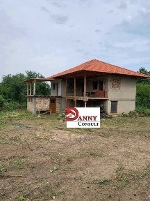 Двуетажна къща с двор в Еленския балкан