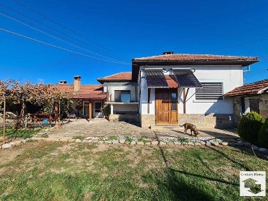 175097 Реновирана къща с голям двор в с. Богатово, 4 км. от Севлиево