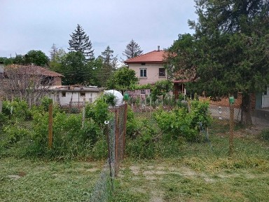Къща 97 кв. м/двор 900 кв. м/Тухла/Гредоред/с. Божурица-Център/Плевен