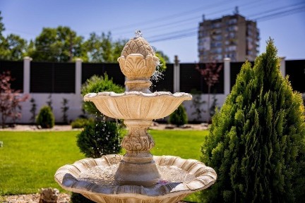 Нова стилно обзаведена къща с озеленен двор и кът за отдих кв. Деленки