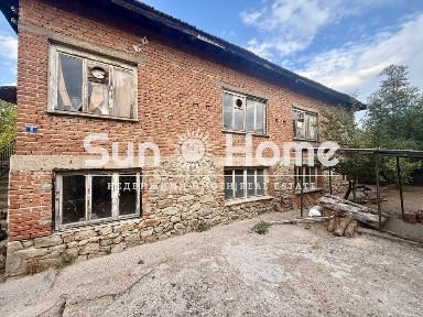 Двуетажна масивна къща с голям двор в центъра на гр. Харманли