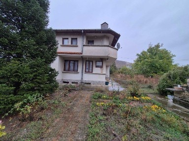 Еднофамилна двуетажна къща! Разбойна!