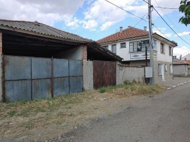 Масивна двуетажна къща в с. Дълбок извор, област Пловдив