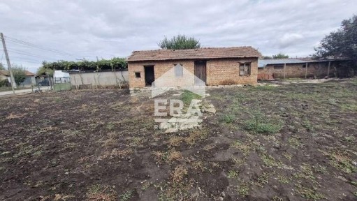 Ексклузивно от ЕРА Лайф! Къща с голям парцел и стопанска сграда в село