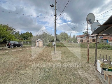 Продава самостоятелна, еднофамилна къща гр. Нови пазар - кв. Нииж.