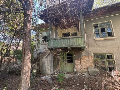 Продава се къща с голям двор в с. Страхилово, обл. Велико Търново