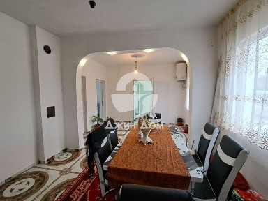 Едноетажна къща с двор в с. Черноград