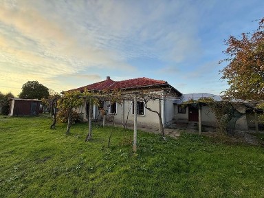 Ремонтирана къща 203кв. м с гараж и 4 спални на 37км от морският бряг