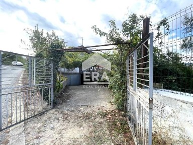 Вила с двор в Прилепци