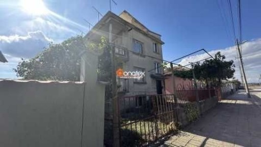 Продава се: Втори етаж от къща, ведно с 1/2 приземен етаж в гр. Баня