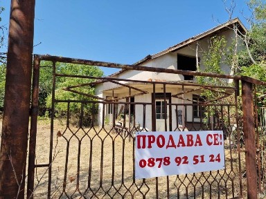 Къща в село Бресте, област Плевен с парцел 800кв. м, 1993 година