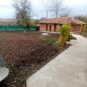 Къща с голям двор