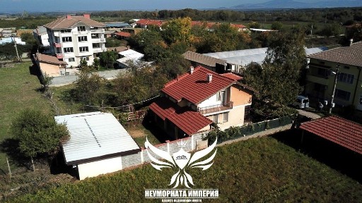 Под наем двуетажна къща с постройки 210РЗП с 1101кв. двор с. Тополово